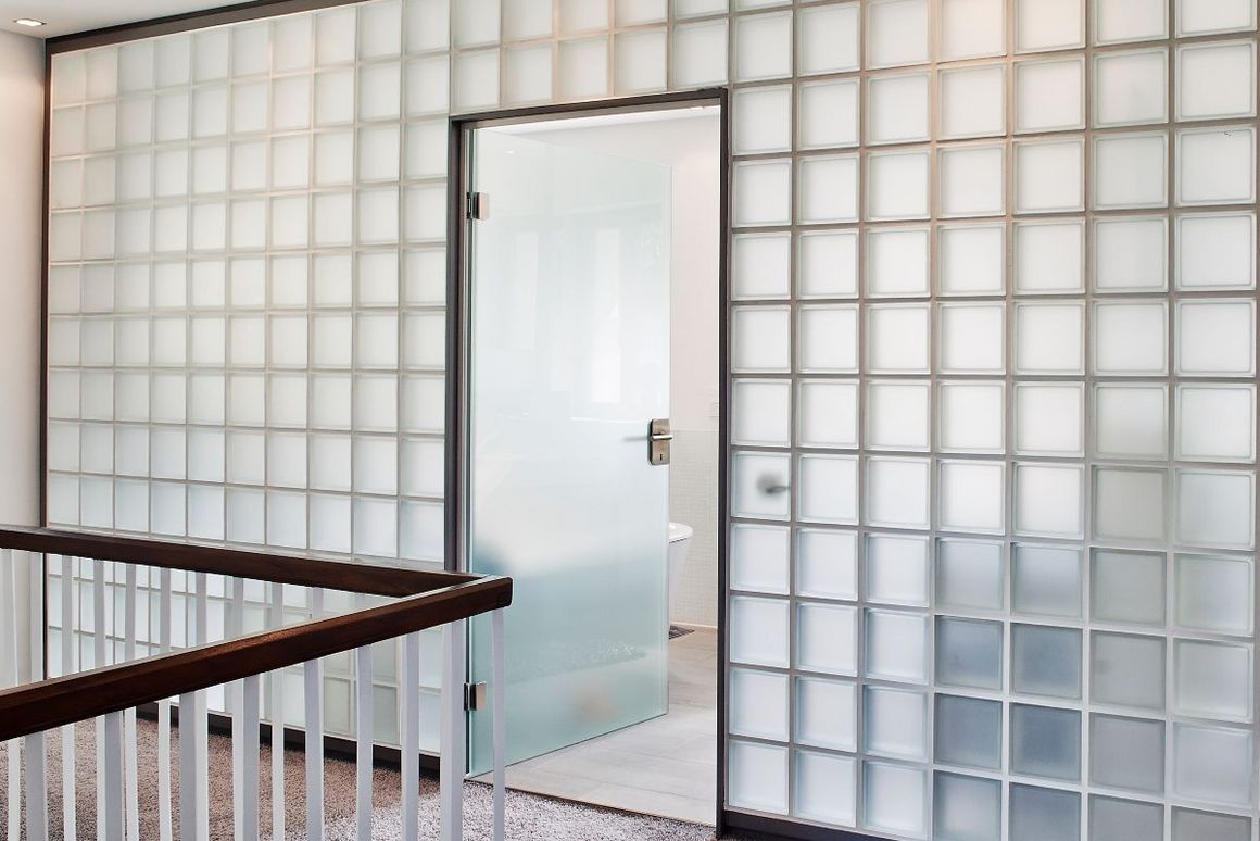 Glasbausteine und Milchglastür